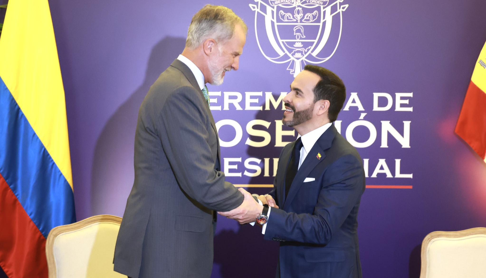 El Rey Felipe VI saluda a Abelardo De La Espriella.