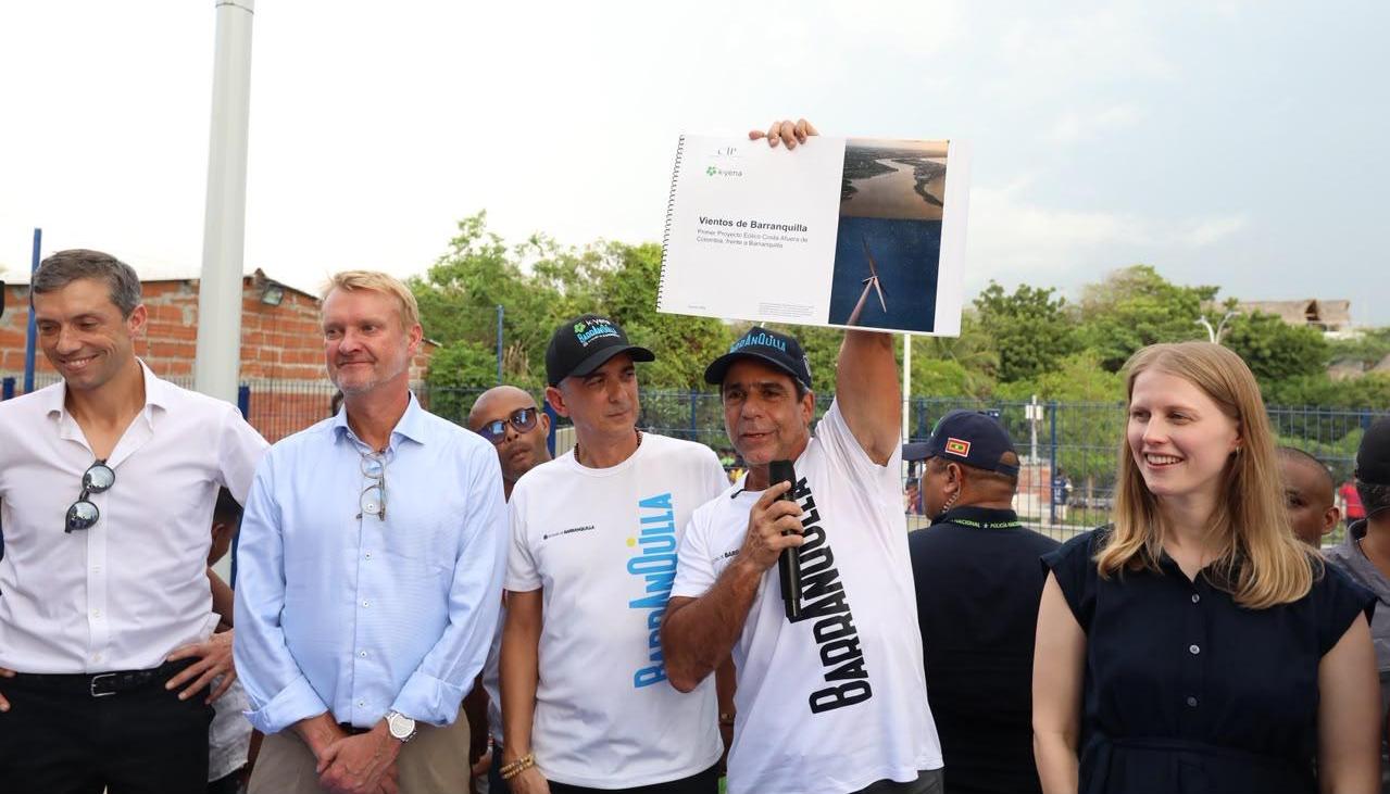 Firma de la alianza para iniciar el proyecto 'Vientos de Barranquilla'.