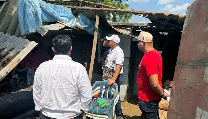 Funcionarios de la Oficina de Emergencias visitando las zonas afectadas.