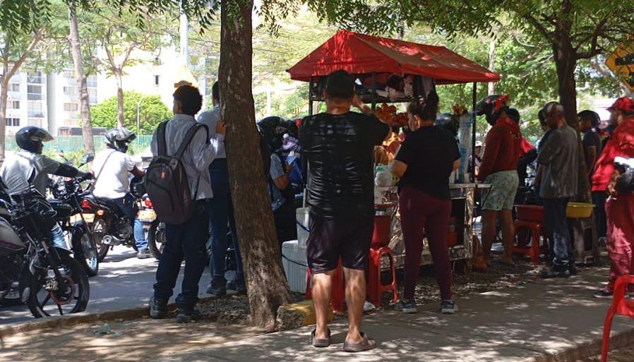 Personas aglomeradas en el sitio donde fue baleado el comerciante. 