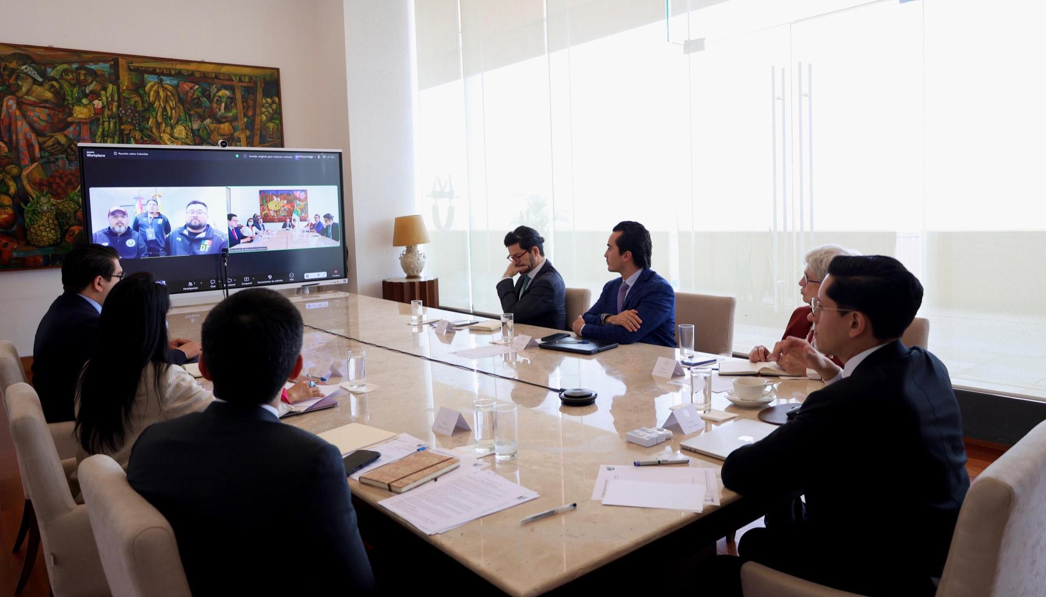 El secretario de Relaciones Exteriores, Roberto Velasco, durante una reunión con la Embajada de México en Colombia. 