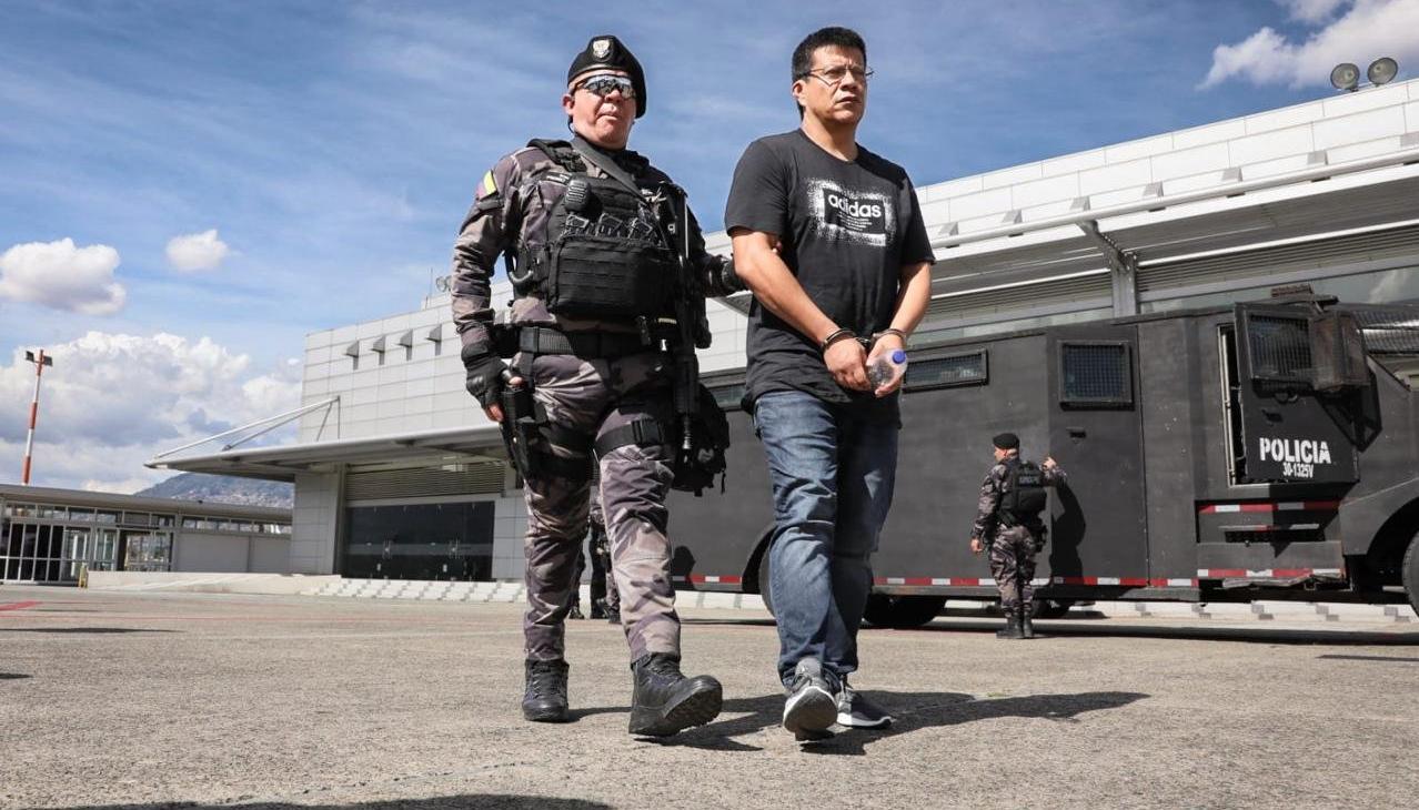 Guardias del Inpec trasladando a uno de los 117 presos 