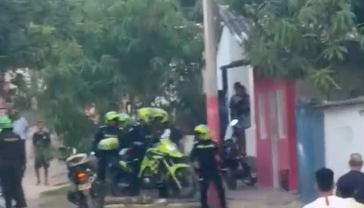Momento en que capturan a un presunto responsable. 