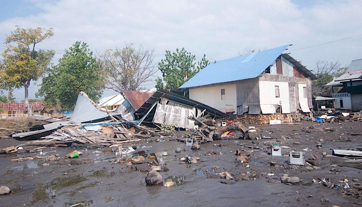 Una casa dañada tras un terremoto de magnitud 7,7 en Mbay.