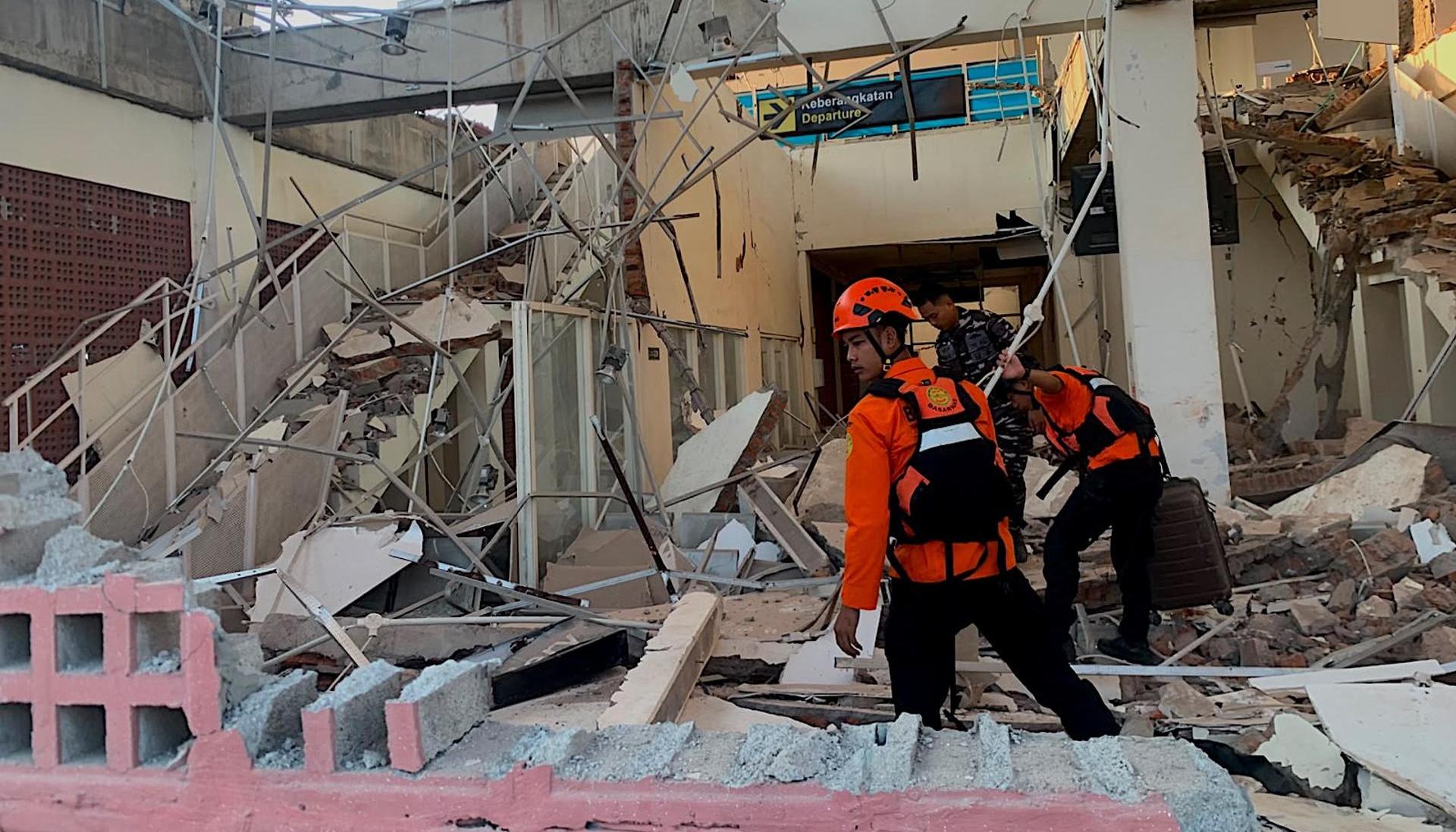 Rescatistas buscando víctimas tras un terremoto de magnitud 7,7.