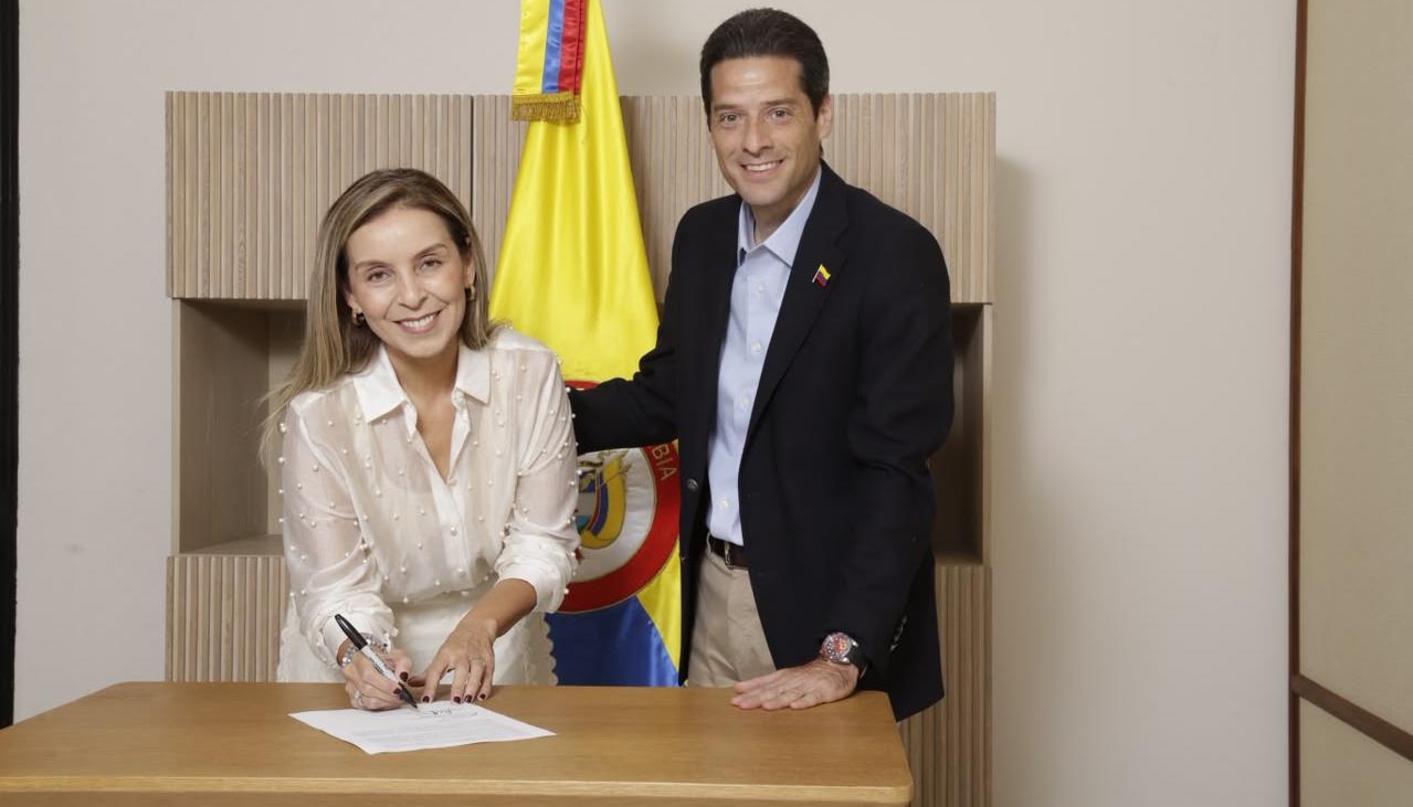  Mónica Moreno, gerente de iNNpulsa Colombia, y Mauricio Gómez, ministro de Comercio, Industria y Turismo.