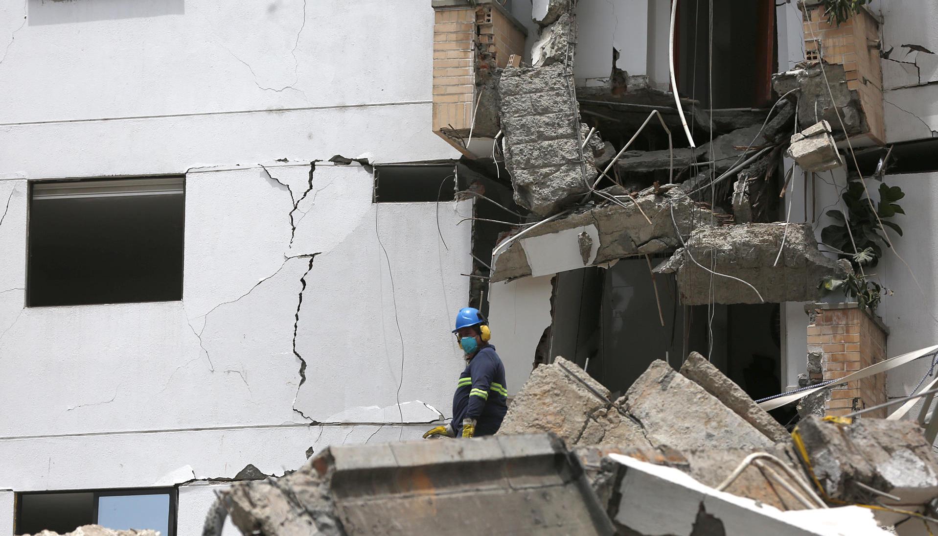 Integrantes del cuerpo de Bomberos de Cali en un trabajo de rescate.