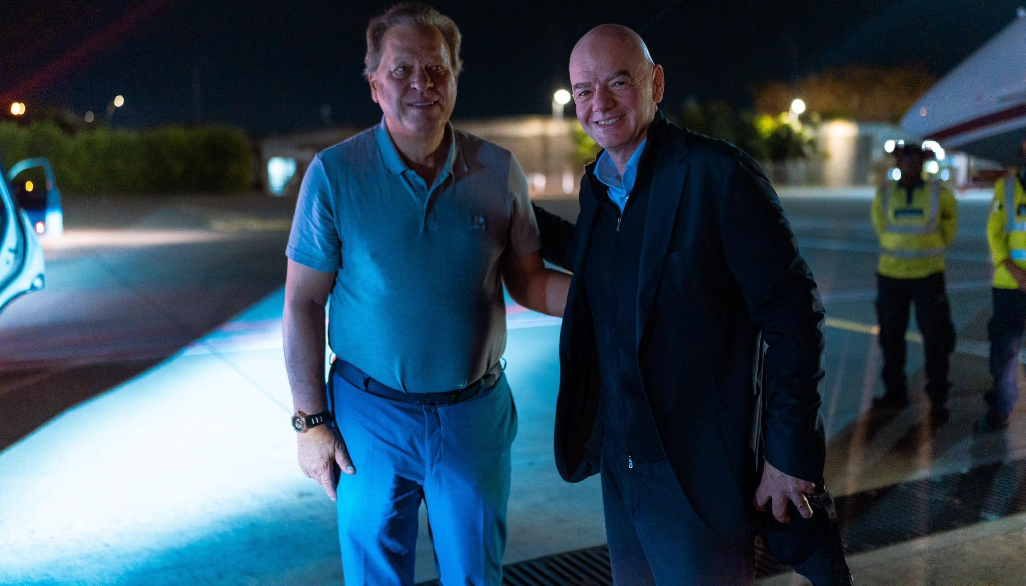 El presidente de la FCF, Ramón Jesurun y el presidente de la FIFA, Gianni Infantino.