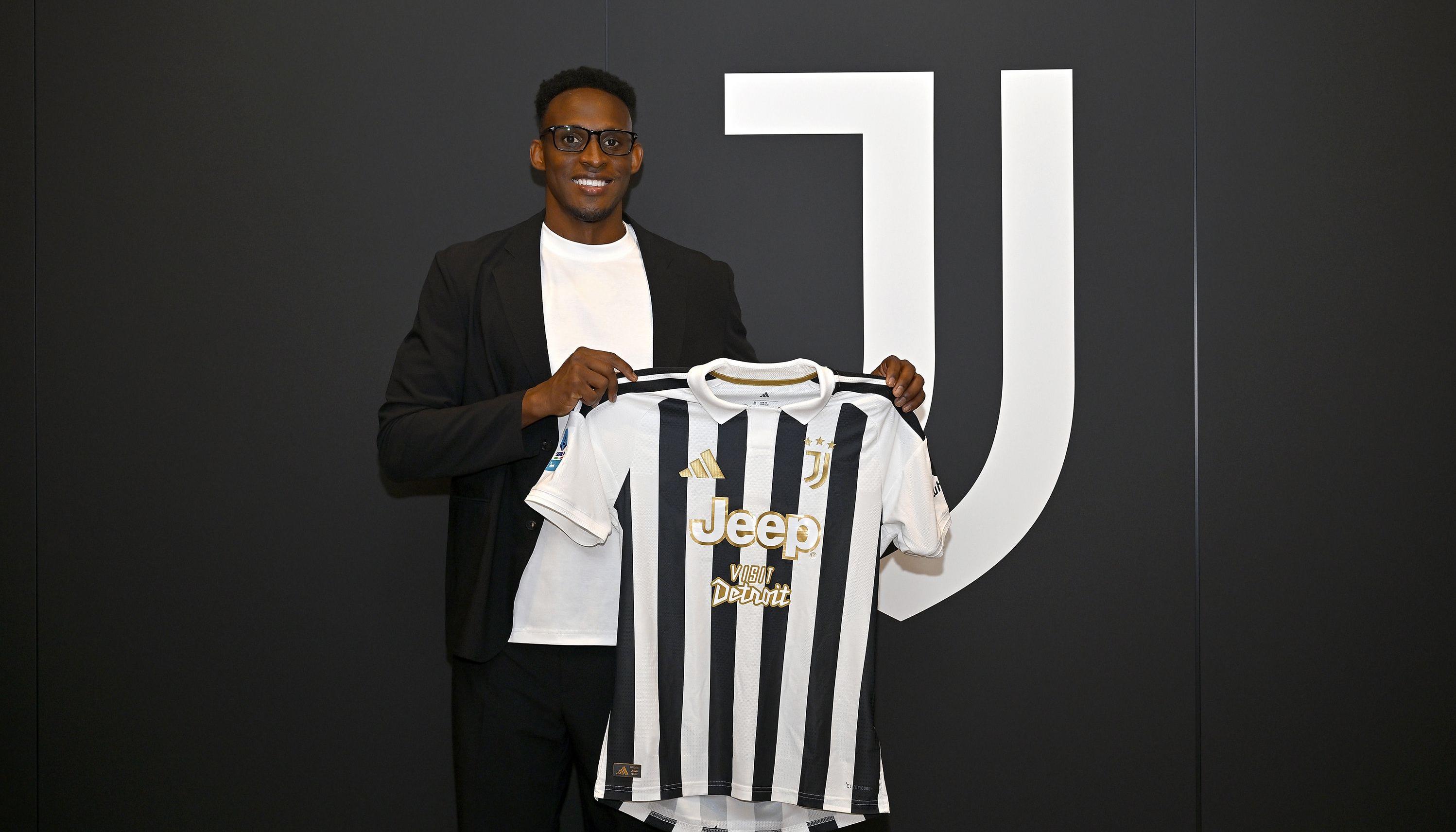 Jhon Lucumí con la camiseta de la Juventus.