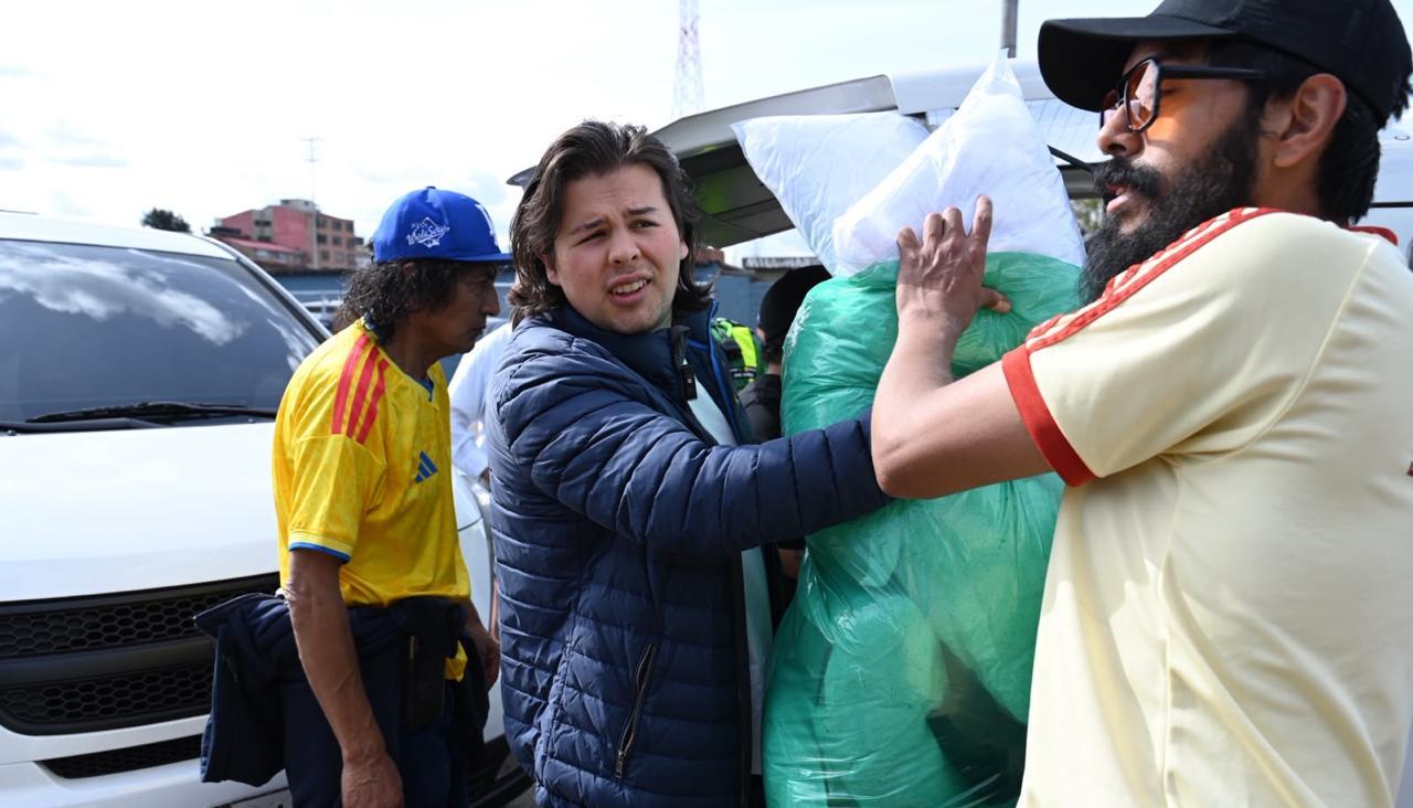 Jorge Barón Jr durante la entrega de ayudas en el centro de acopio de El Campín.