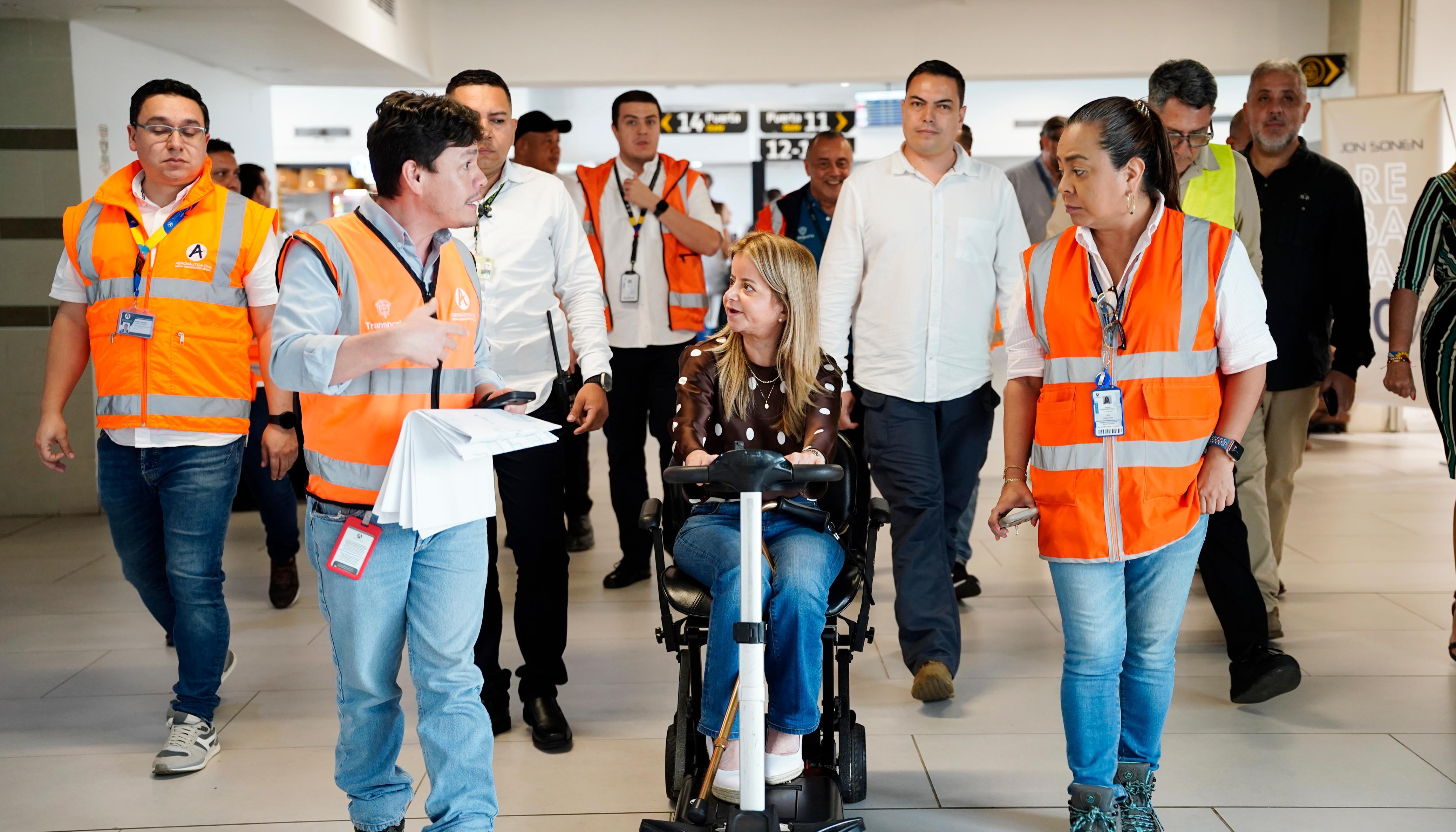 La Ministra de Transporte en el Cortissoz con el director de la Aerocivil