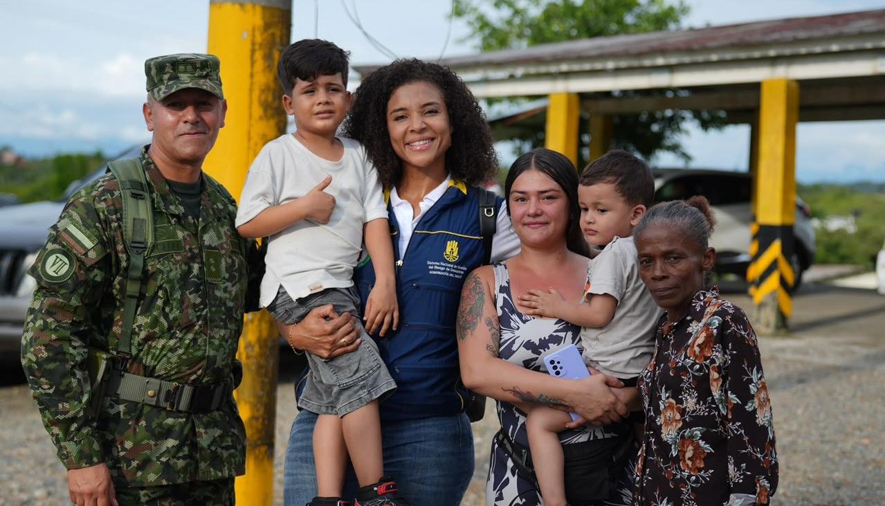 La Gobernadora de Chocó, Nubia Carolina Córdoba-Curi, junto a la última familia que estaban buscando.