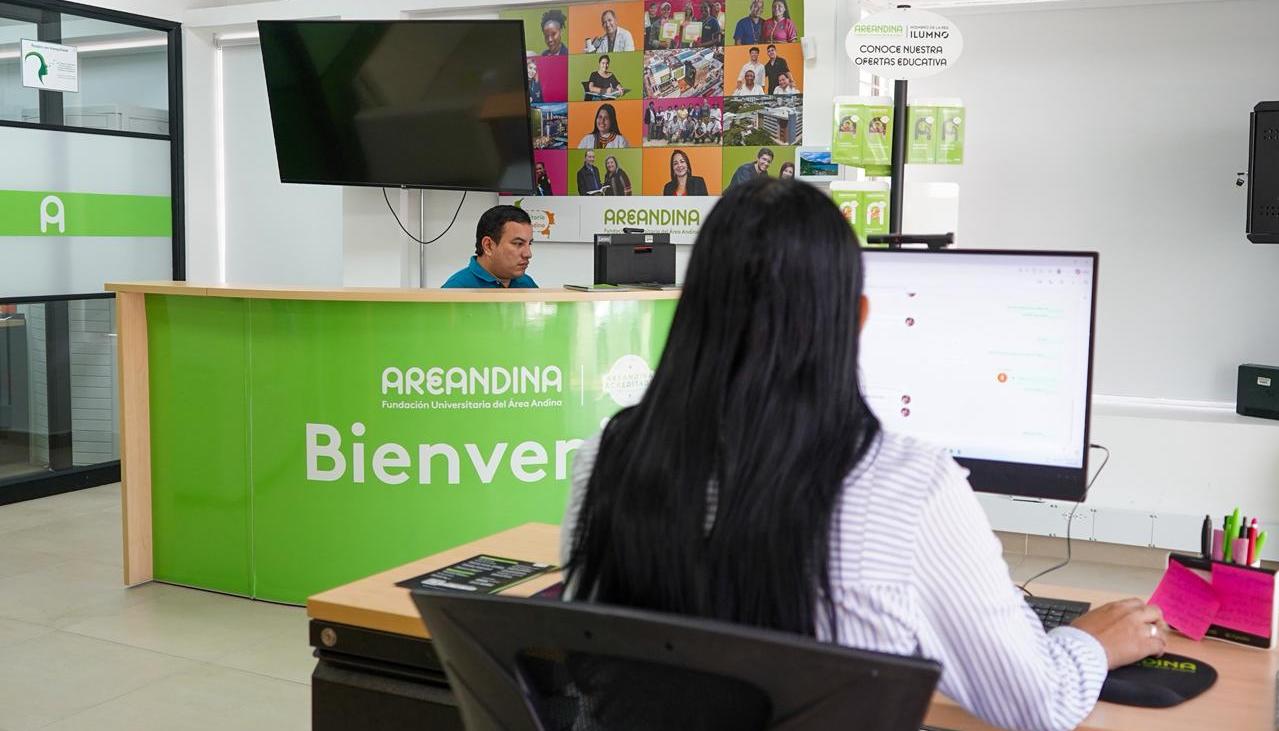 Esta modalidad virtual permite trabajar y estudiar simultáneamente.