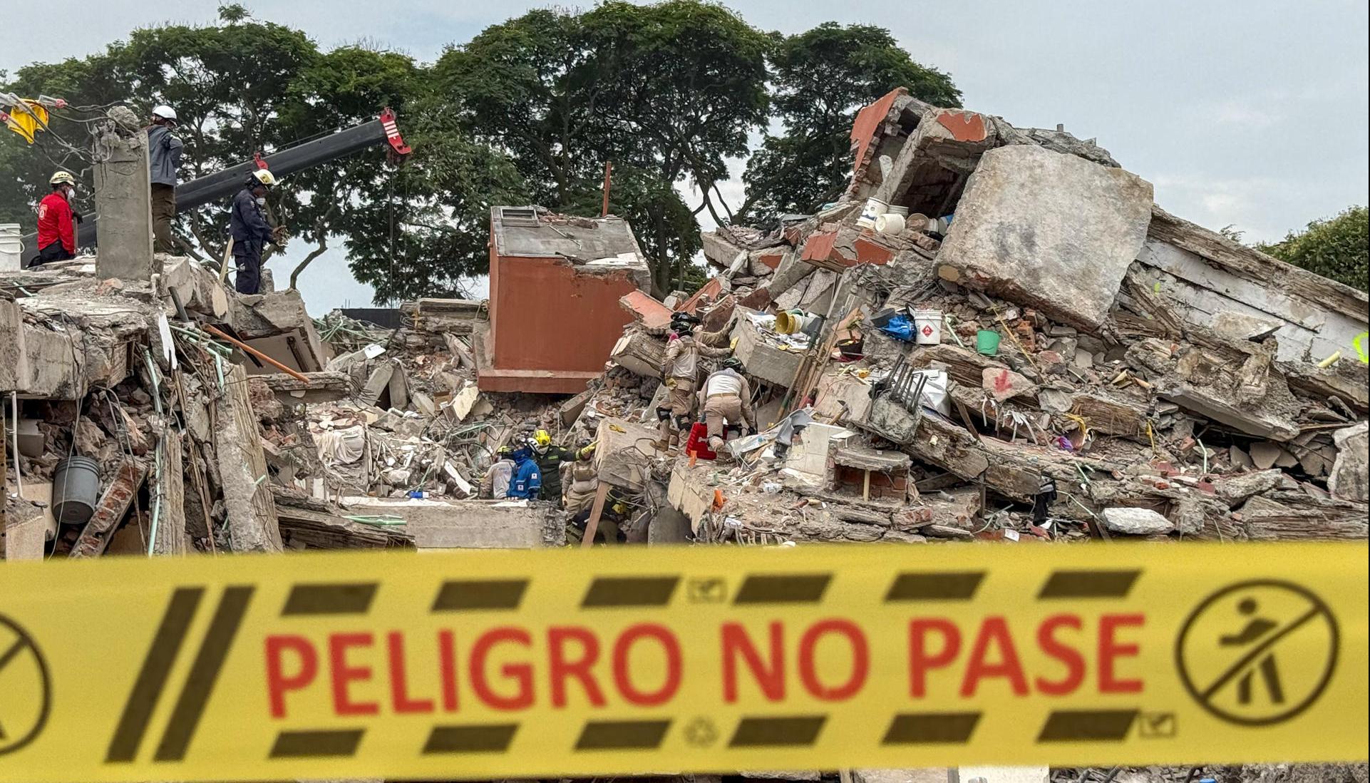 Labores de búsqueda en los escombros del edificio Torres del Limonar, en Cali.