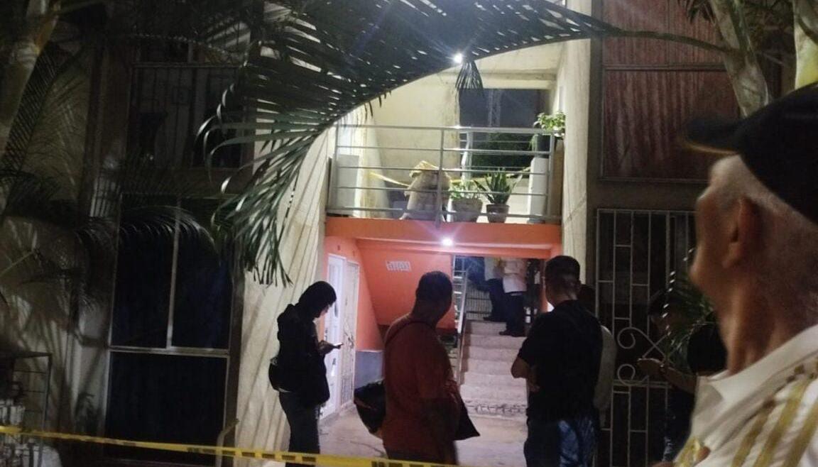 La Policía acordonó el área para la inspección del cuerpo del hombre. 