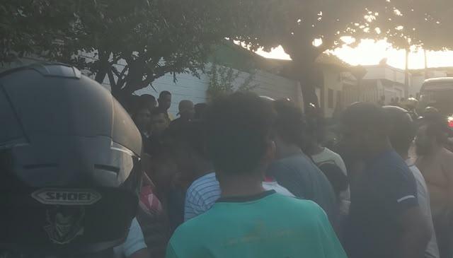 Las personas se aglomeraron en el lugar donde quedó el cuerpo de la víctima. 