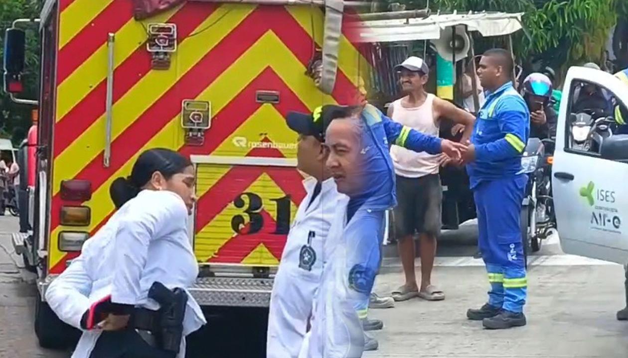 La Sijin, Bomberos y una cuadrilla de la empresa Air-e hicieron presencia en el lugar del suceso. 