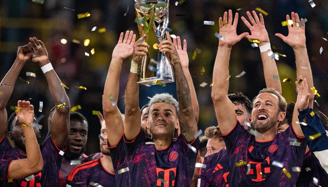Luis Díaz alzando la Supercopa de Alemania.