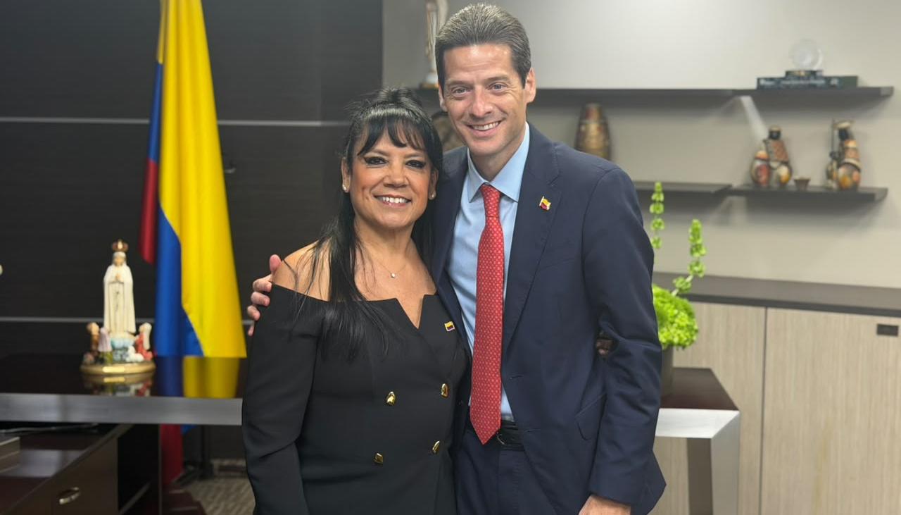 La superintendente de Industria y Comercio, María Rocío Cortés Vargas, y el Ministro de Comercio, Industria y Turismo, Mauricio Gómez Amín.