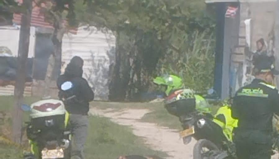 La Policía acordonó el área donde quedó el cuerpo de la víctima. 