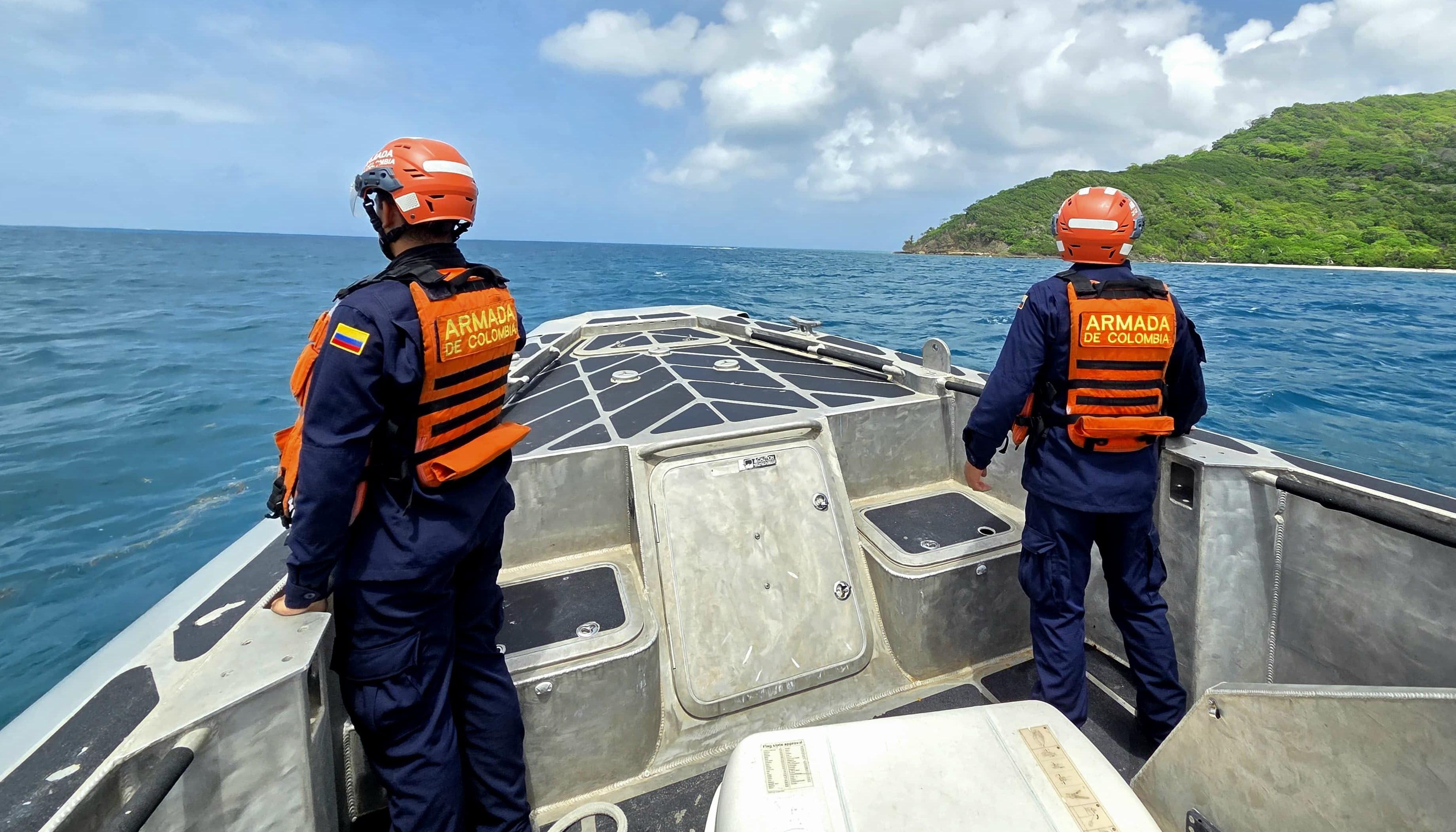 Miembros de la Armada durante las labores de búsqueda en Providencia.