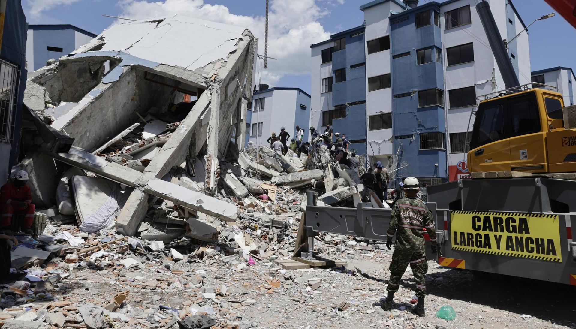 Miembros del Ejército realizan una operación de rescate en los escombros de un edificio.