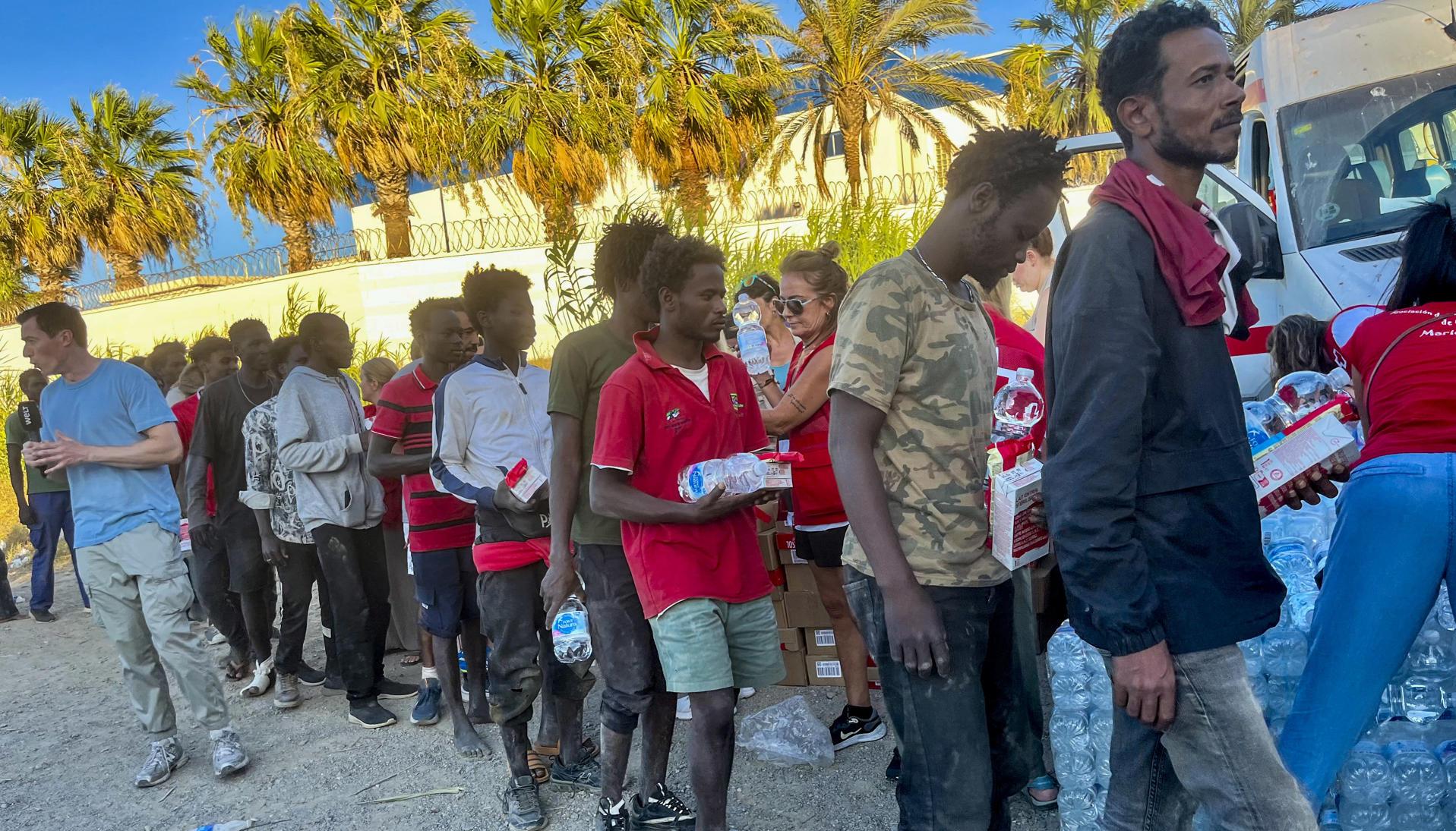 Los migrantes que aún no han retornado a Marruecos, viven en las calles de la ciudad.