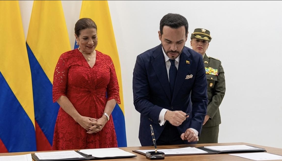 La Ministra de las TIC, Alexandra Falla, y el Presidente Abelardo De La Espriella.