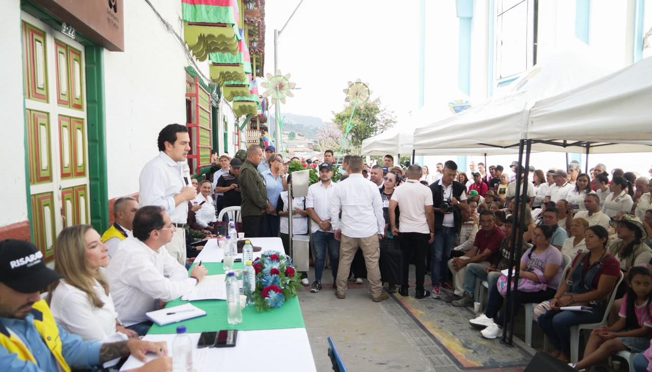 El ministro del Interior y el Vicepresidente en el municipio de Apía. 