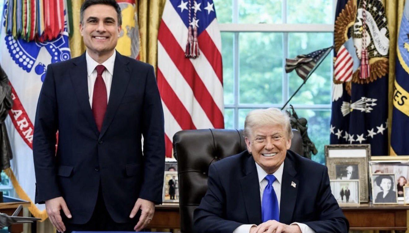 El nominado a embajador estadounidense en Bogotá, Nate Morris y el Presidente de Estados Unidos, Donald Trump.