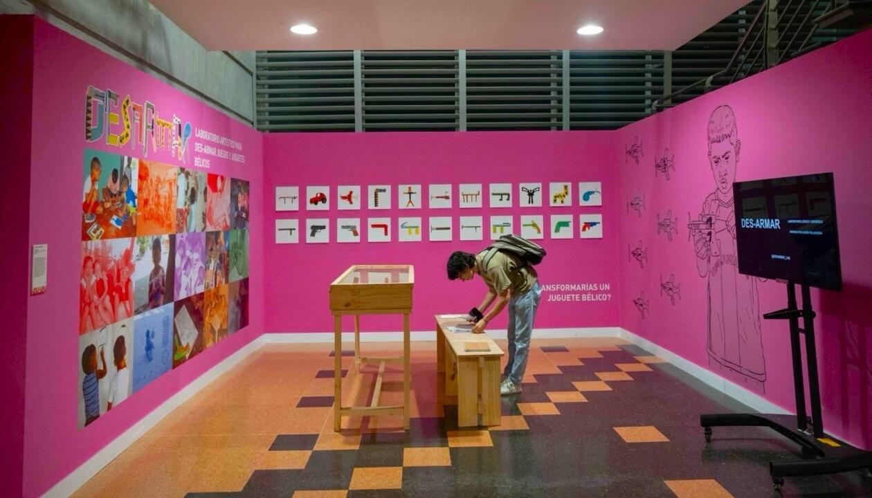 La exposición reúne el trabajo de seis artistas de Colombia.