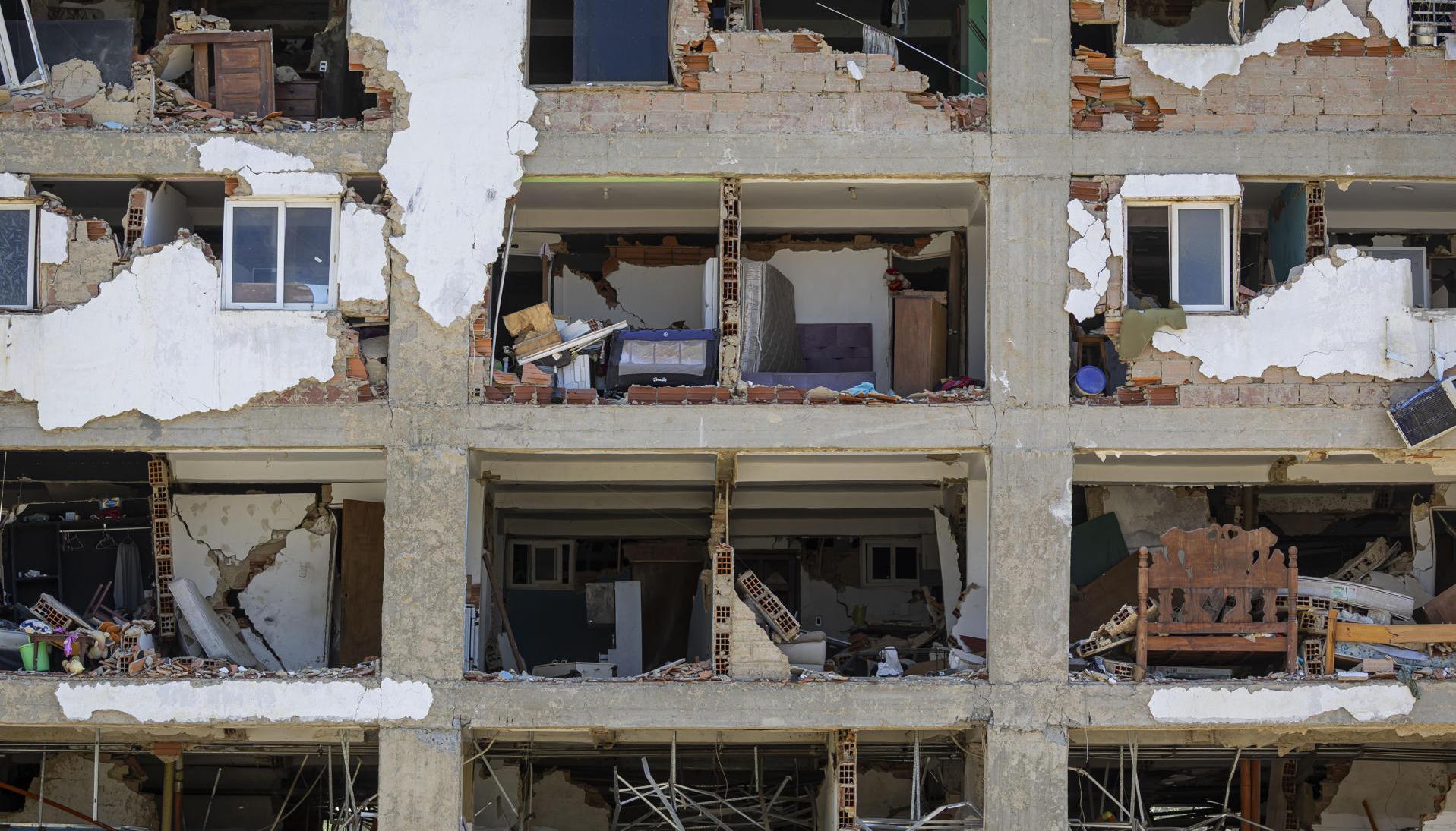 Un edificio destruido por los terremotos del 24 junio, en Caraballeda, Venezuela.