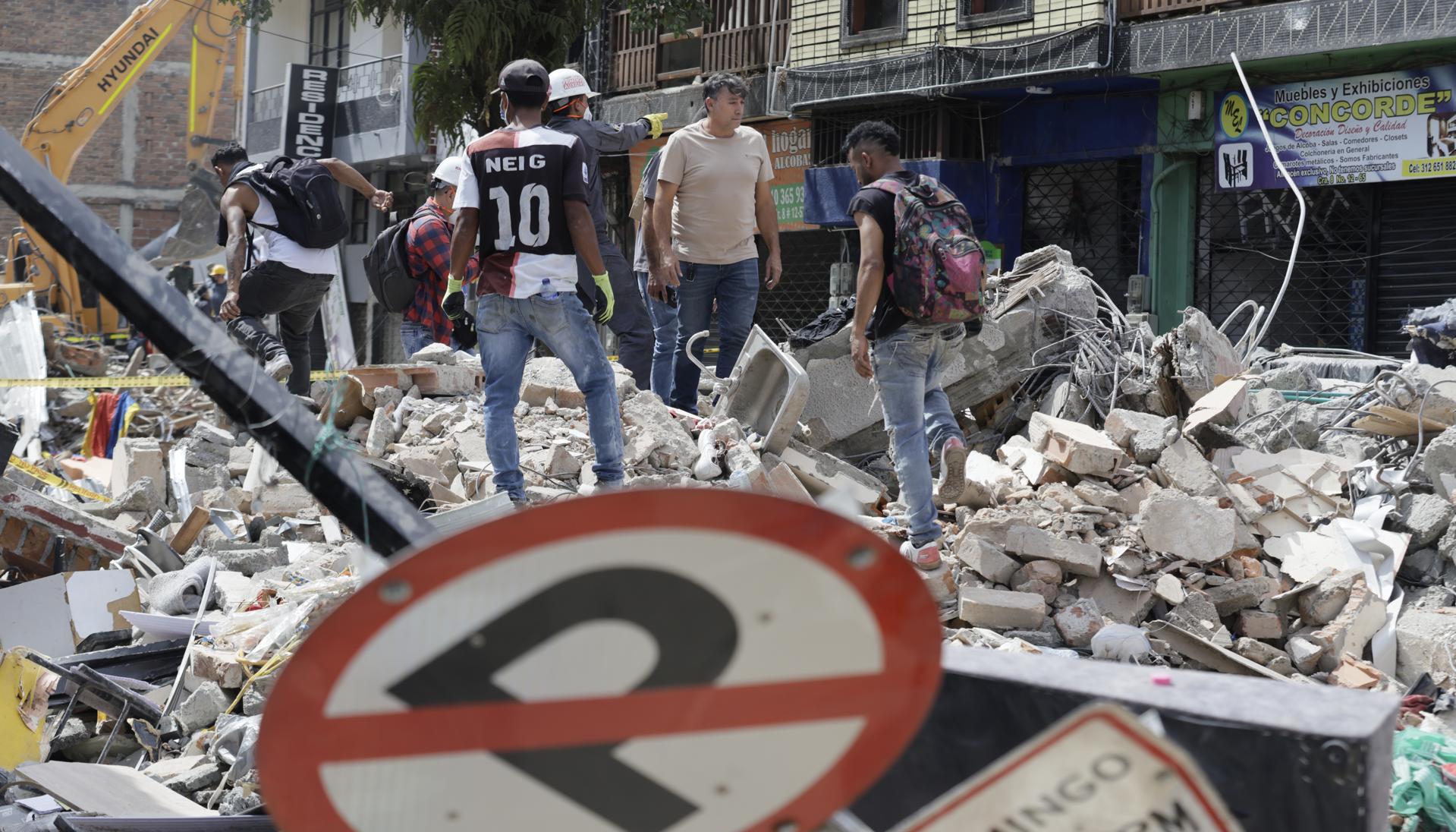 Un grupo de voluntarios durante labores de búsqueda de víctimas del sismo.
