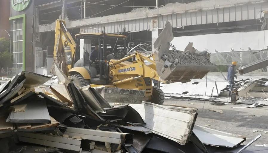 Obreros remueven escombros en una zona afectada por el terremoto en Pereira
