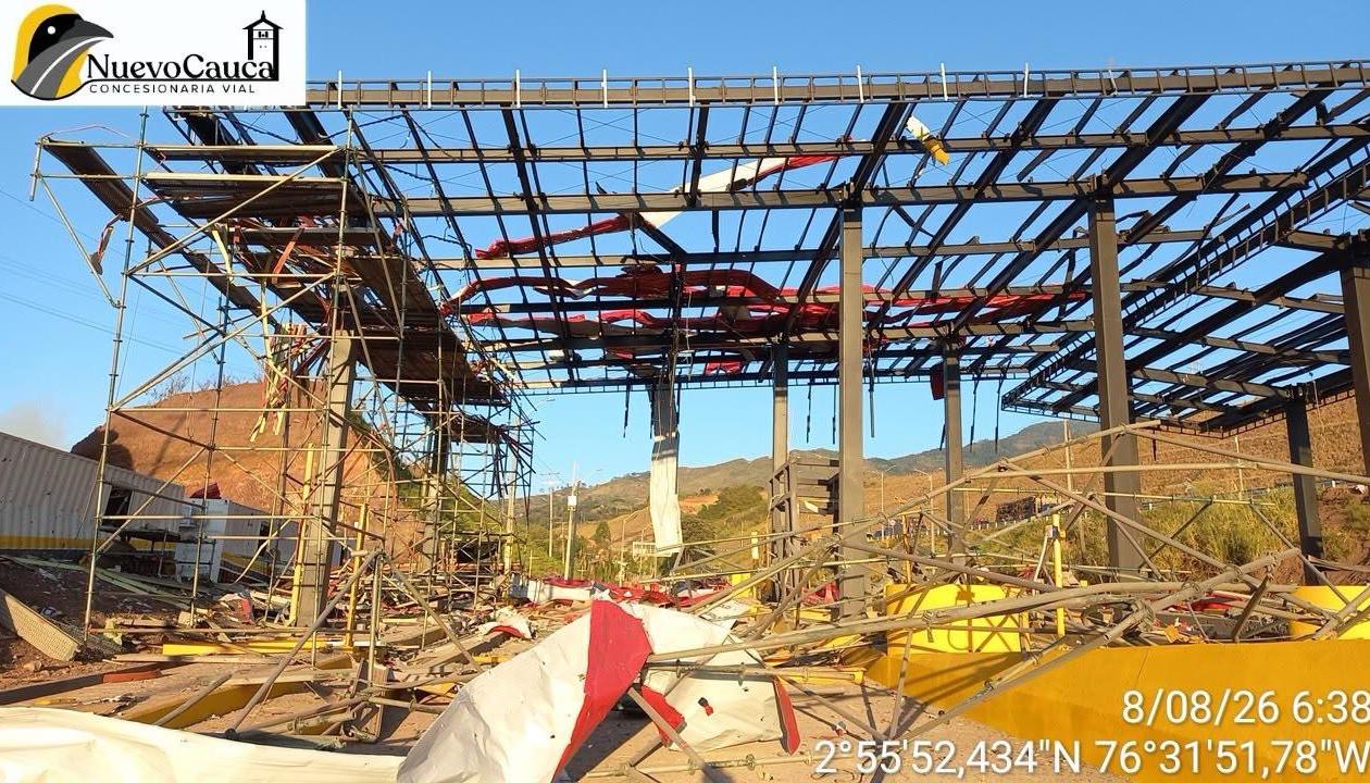 Peaje en construcción afectado por la detonación.
