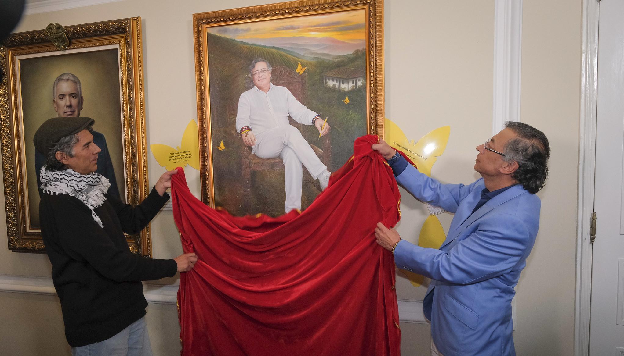 El Presidente saliente de Colombia, Gustavo Petro y su retrato.