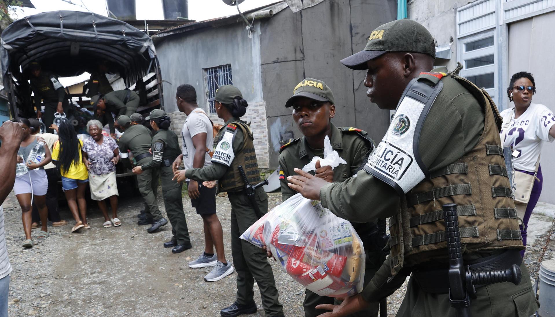 Policías cargan donaciones para los damnificados por el terremoto 