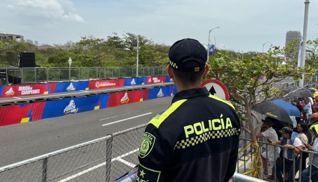 Los policías prestan seguridad en puntos estratégicos del evento. 