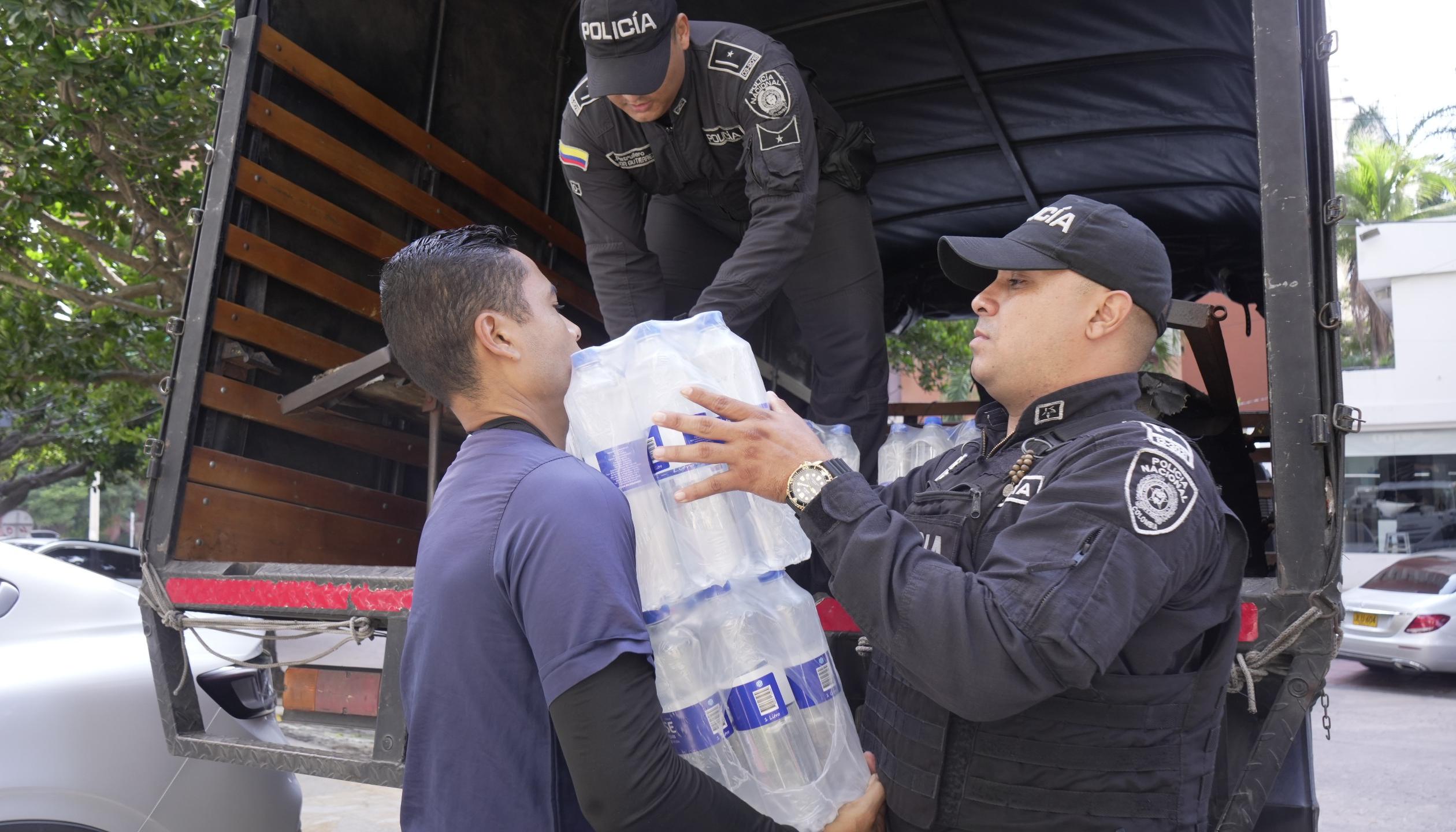 Entrega de donaciones por parte de la Policía. 