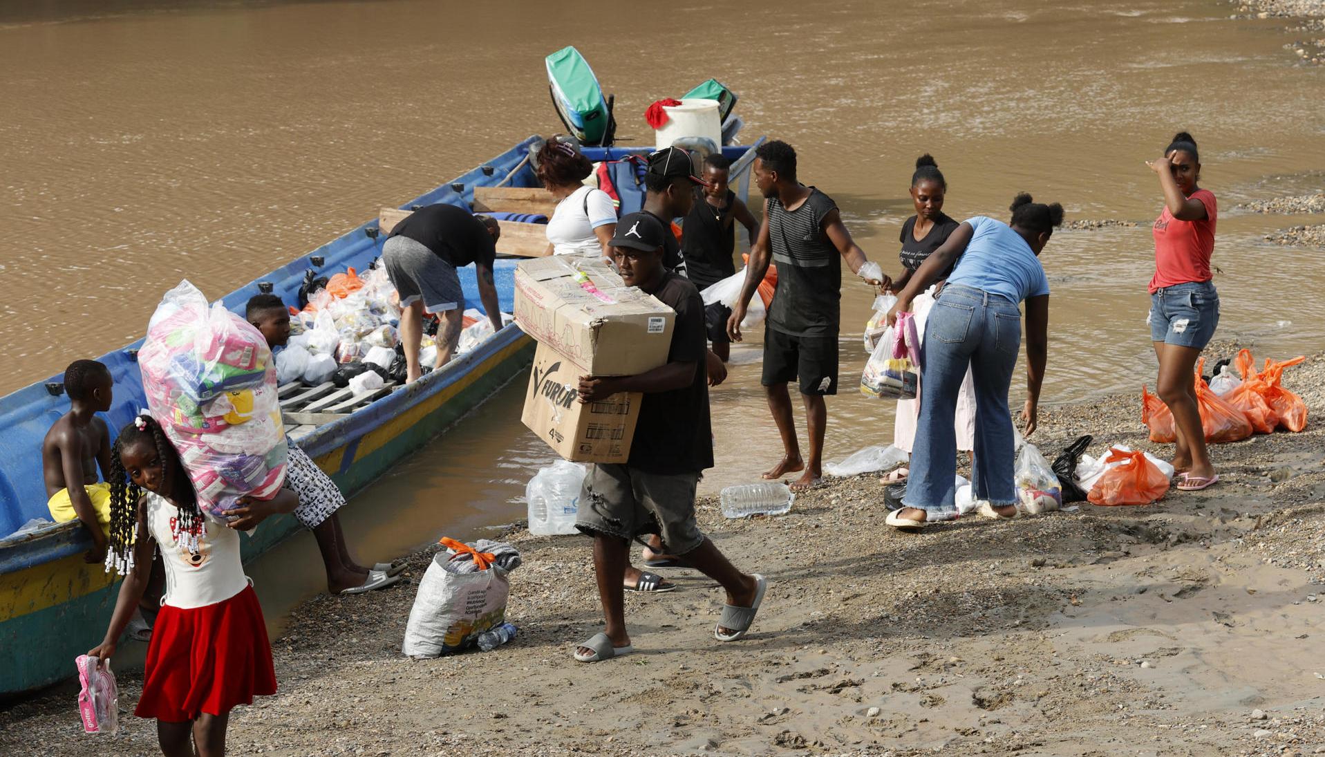 Ayudas humanitarias por el terremoto de magnitud 7,4 del pasado lunes, en el río San Juan en La Encharca.