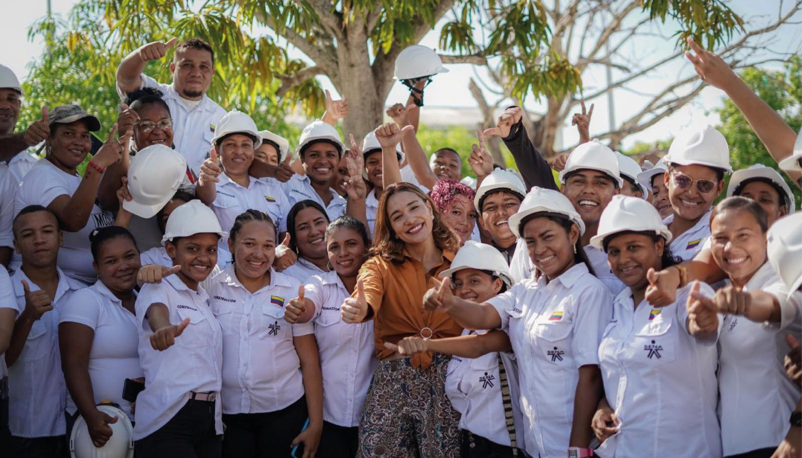 Jacqueline Rojas Solano junto a los aprendices del Sena.