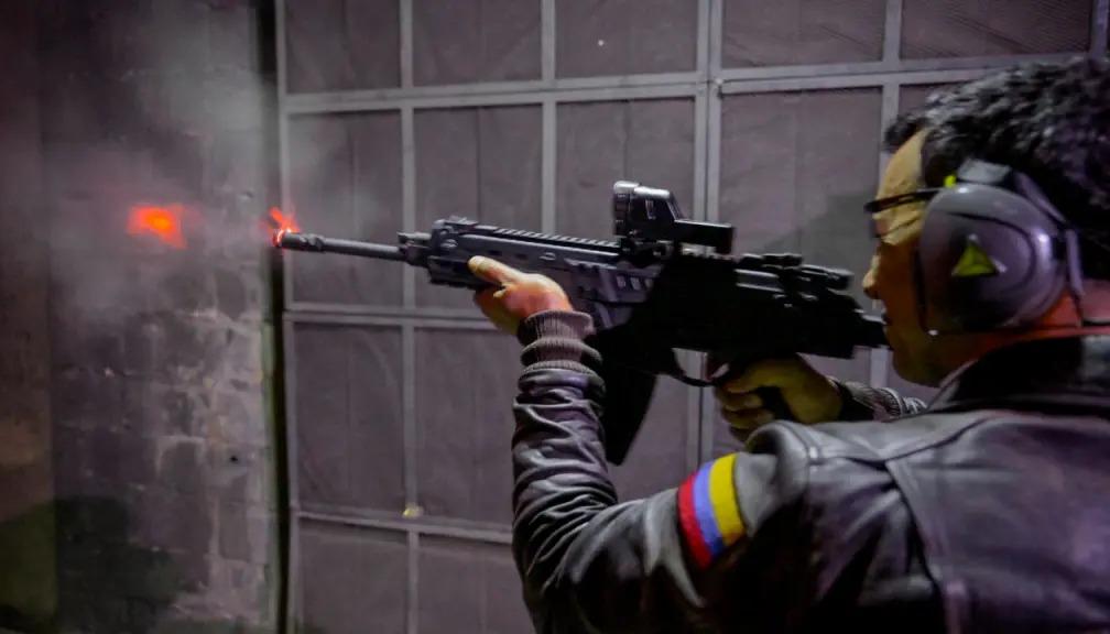 El Ministro de Defensa, Pedro Sánchez, con el fusil Jaguar.