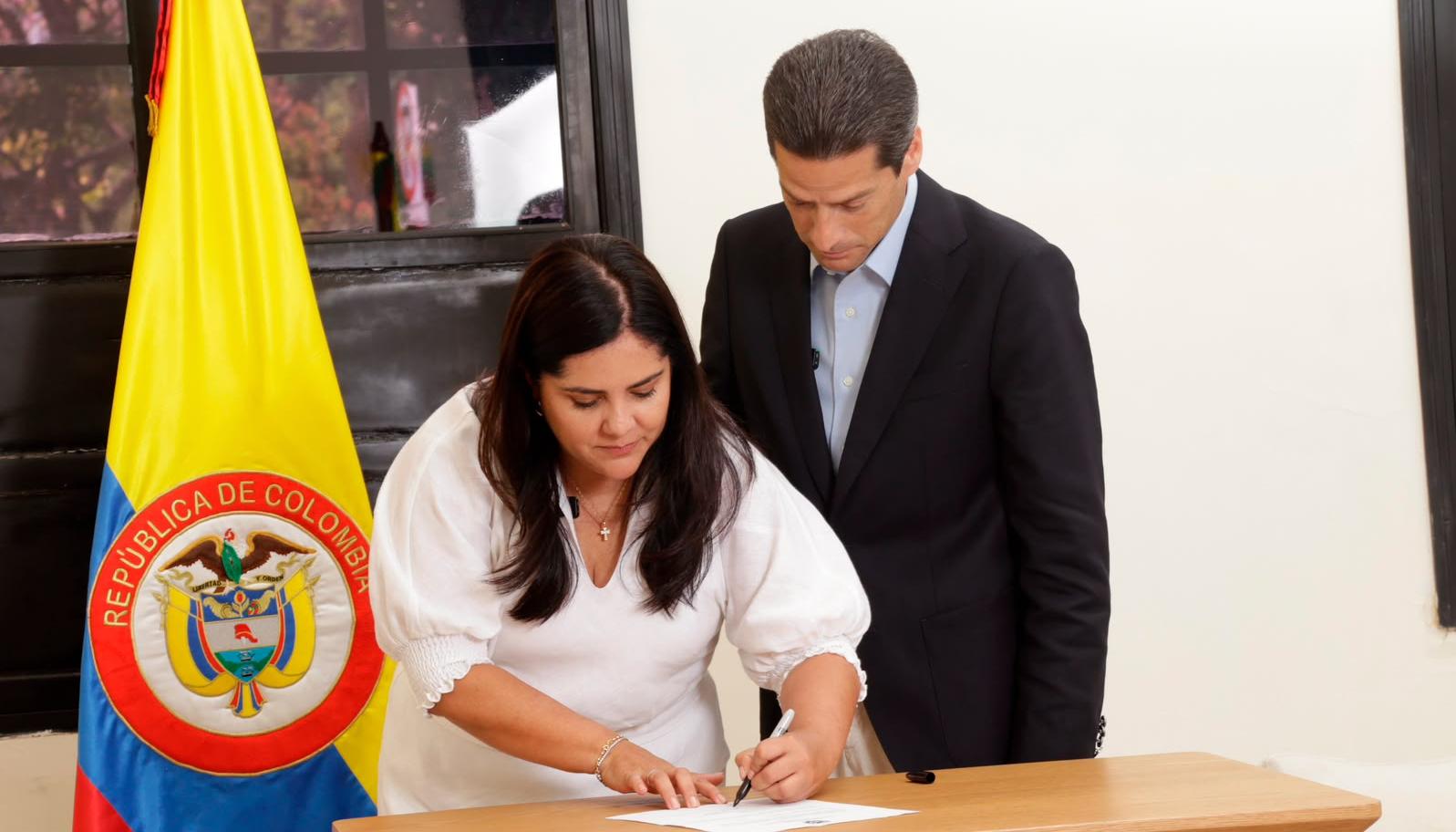 La viceministra de Comercio Exterior, Sandra Carvajal Sáenz, con el ministro de Comercio, Mauricio Gómez. 
