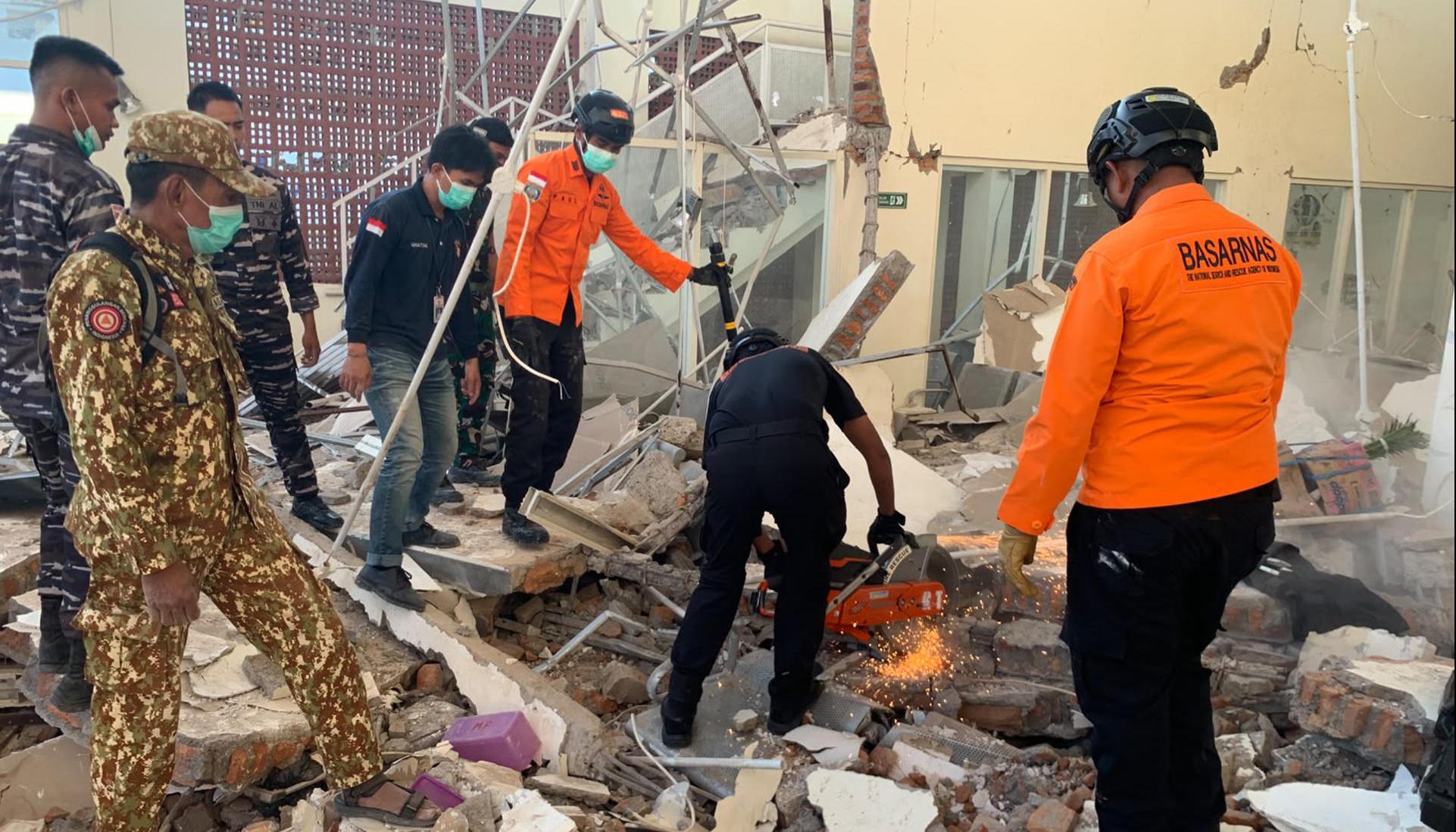 Socorristas trabajando en un edificio derrumbado tras un terremoto de 7,7 registrado este sábado
