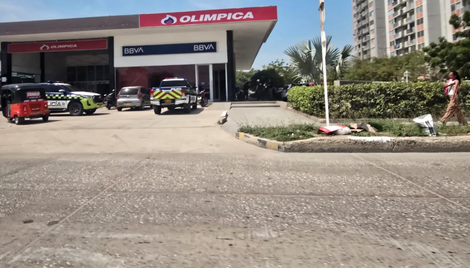 La Policía haciendo presencia en la sede de BBVA de Soledad. 