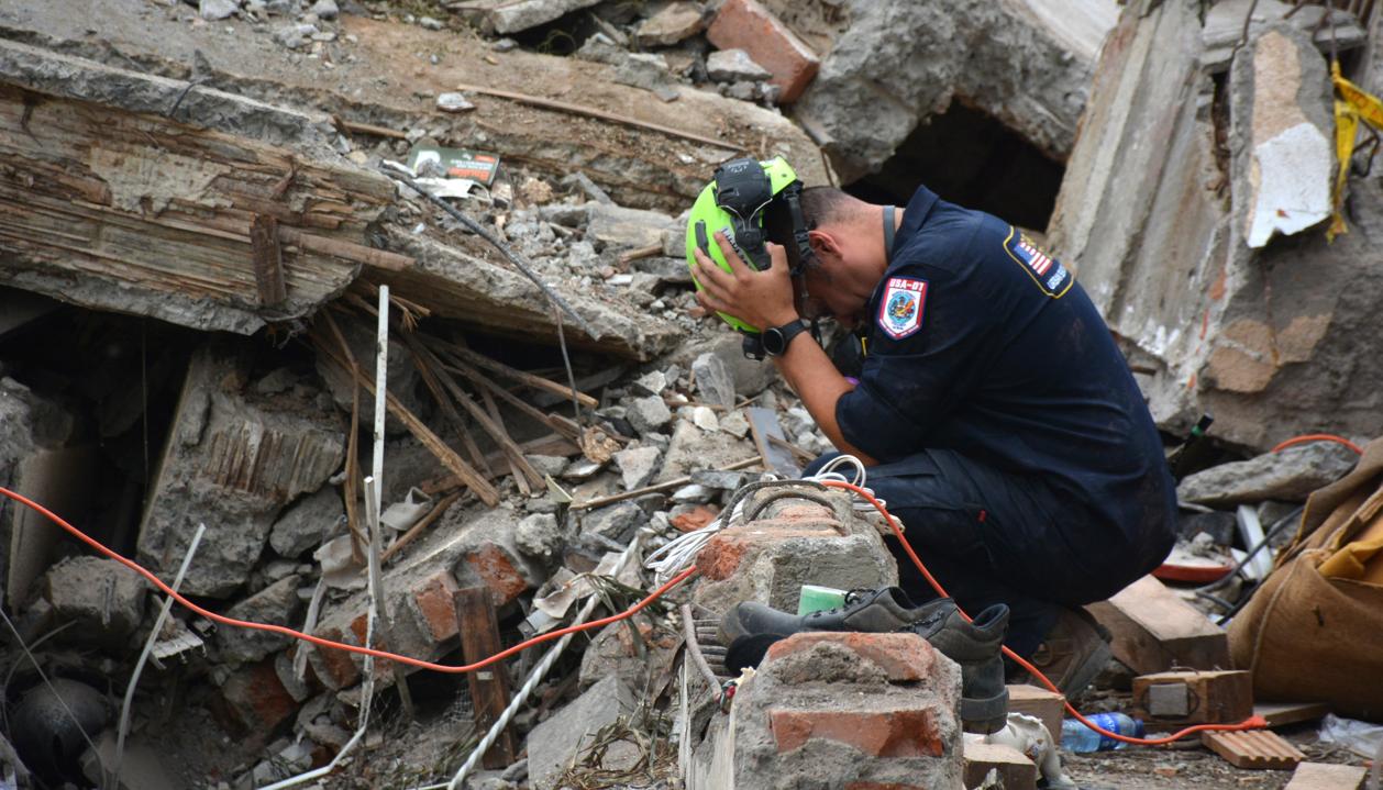 Un rescatista junto a los escombros del edificio Torres del Limonar, en Cali.