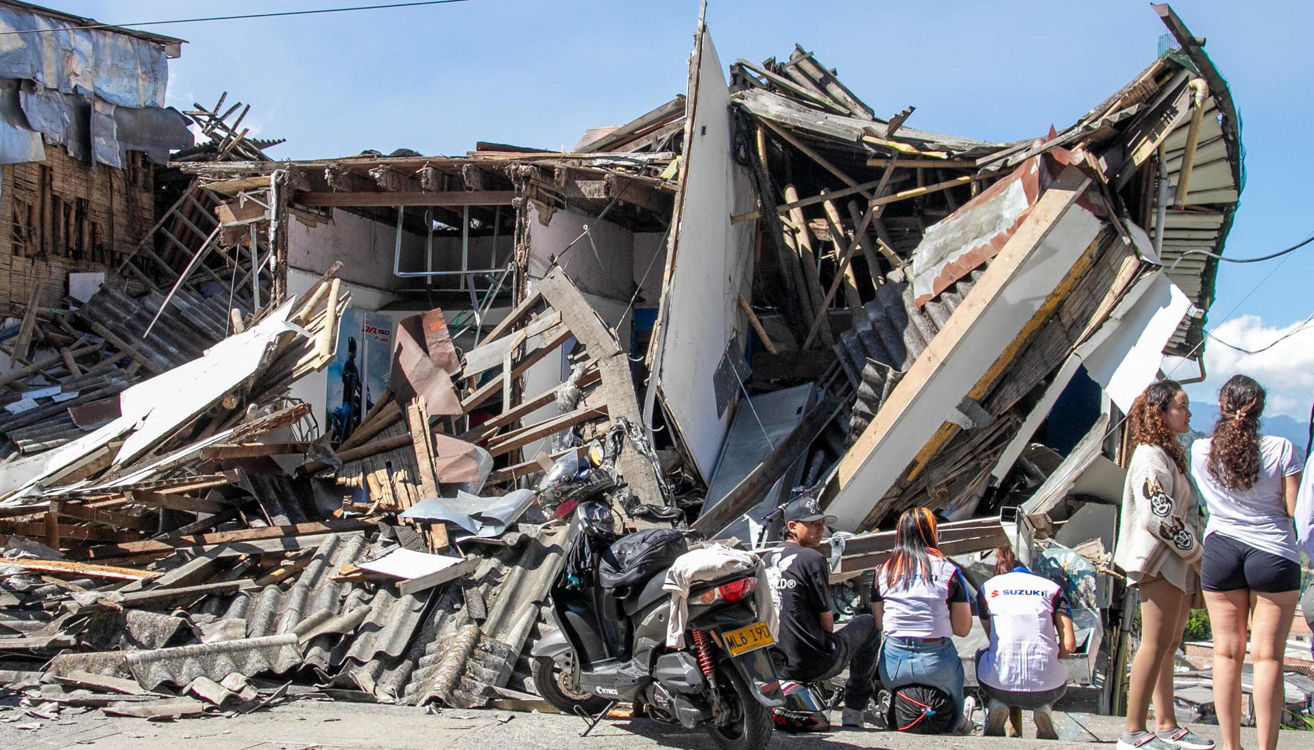 Edificaciones colapsadas en el Eje Cafetero tras el terremoto.  