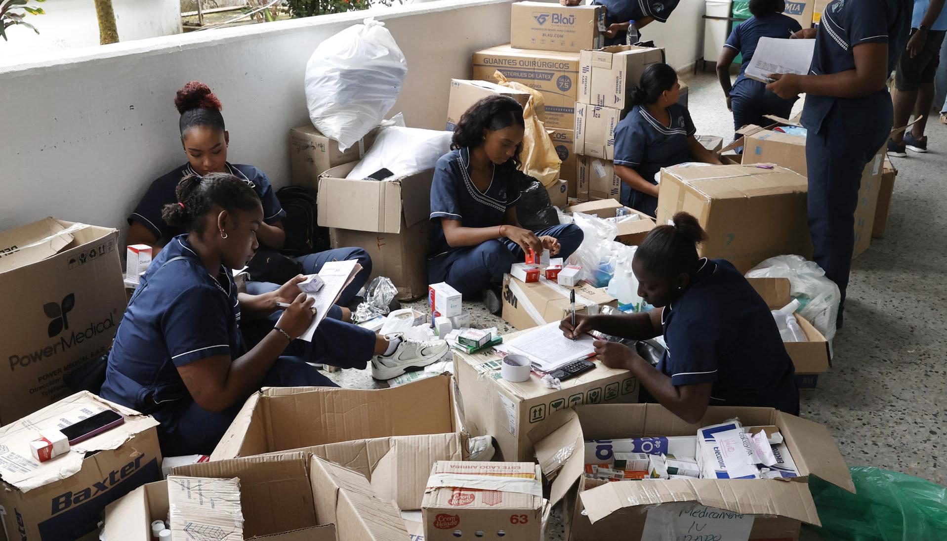 Trabajadores del principal centro asistencial del departamento del Chocó organizan las donaciones.