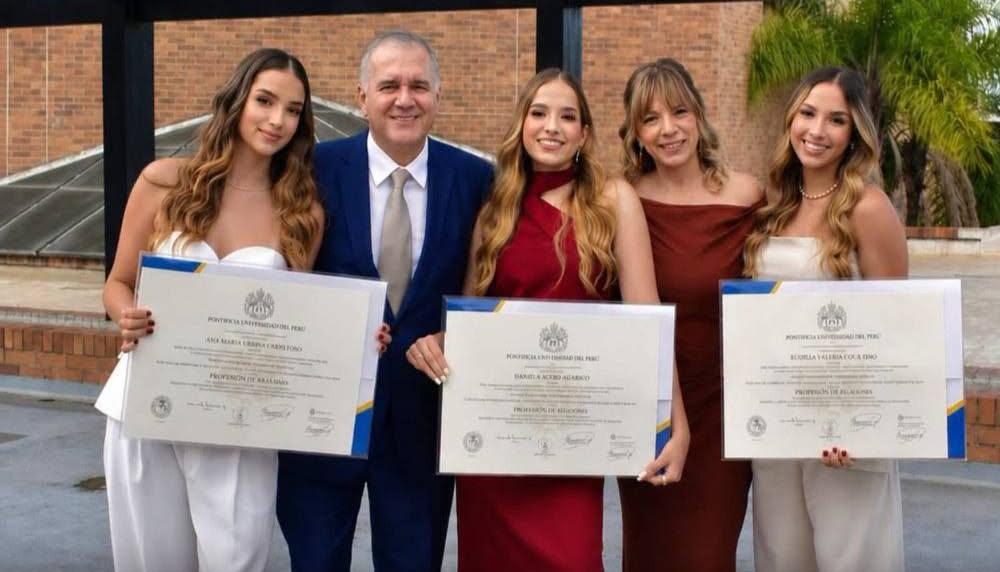 Jairo Saavedra y Victoria Caicedo, y sus trillizas Ana María, Isabella y Sofía.