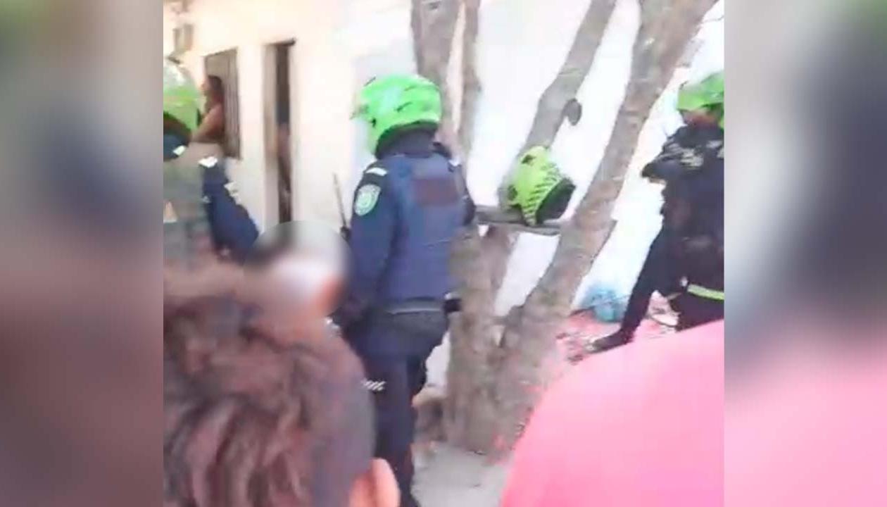 La Policía en el lugar donde quedó muerta una de las víctimas. 